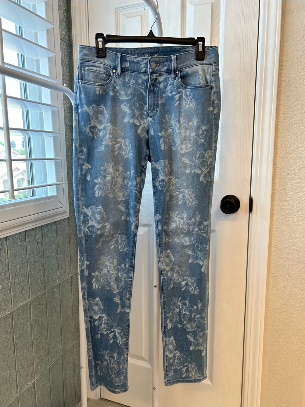 White House Black Market Light Blue Floral Skinny Jeans